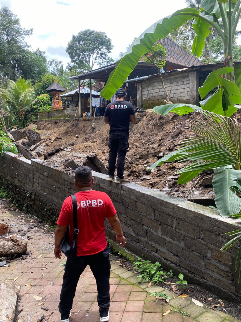 Tembok Roboh di Jalan Sersan I Ketut Lugra no. 28, Br. Teguan, Desa Punggul, Kecamatan Abiansemal Tgl 04 Desember 2023